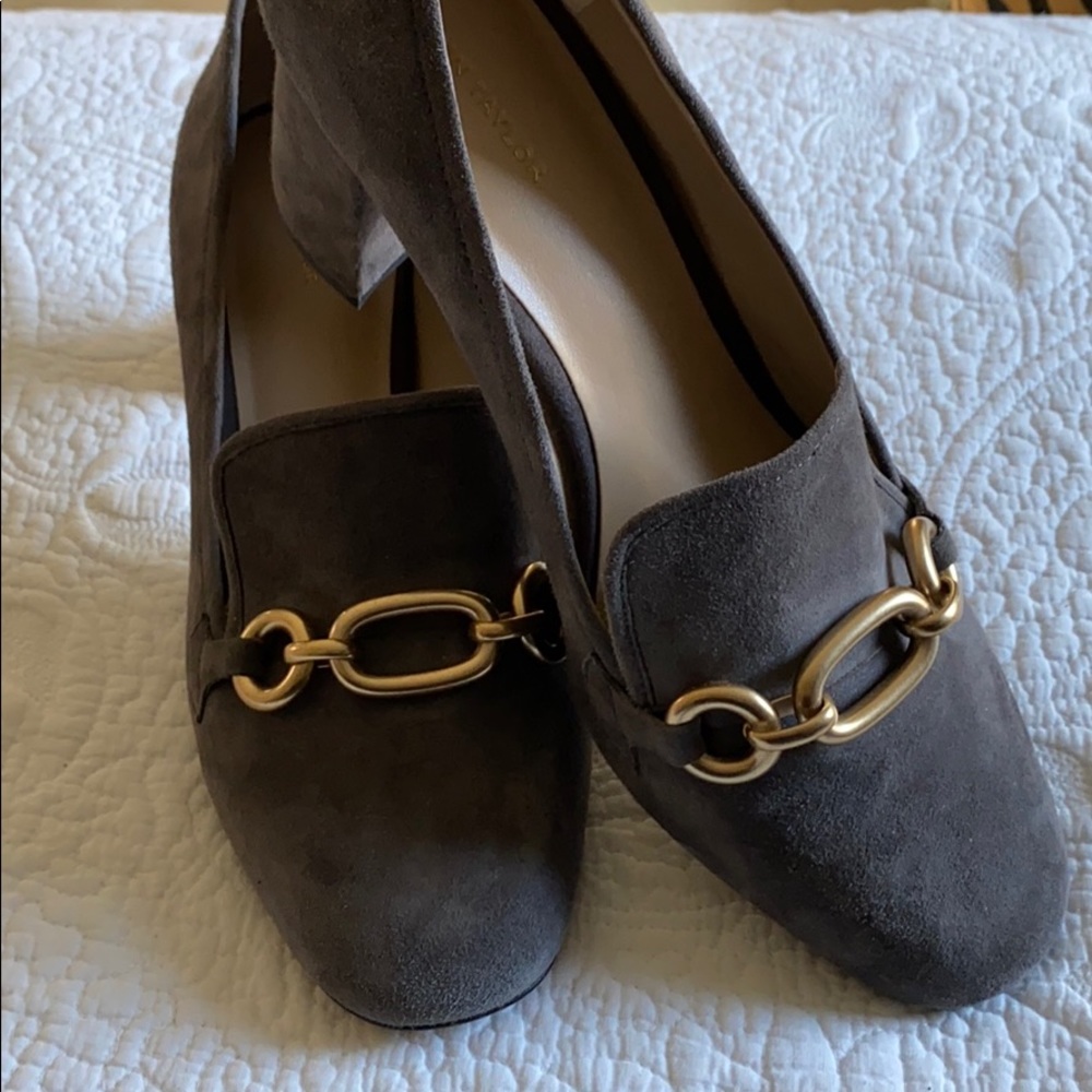 EUC Ann Taylor gray suede pumps with chain detail